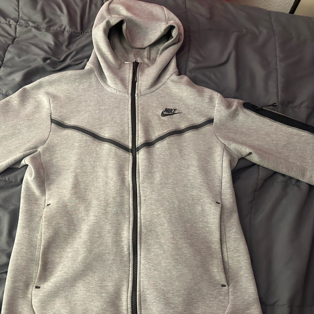 Grey Nike Tech Fleece - Size Small